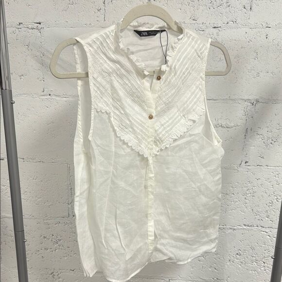 Zara White Sleeveless Blouse with Bib Collar and Pleated Details NWOT - Small - Picture 1 of 4